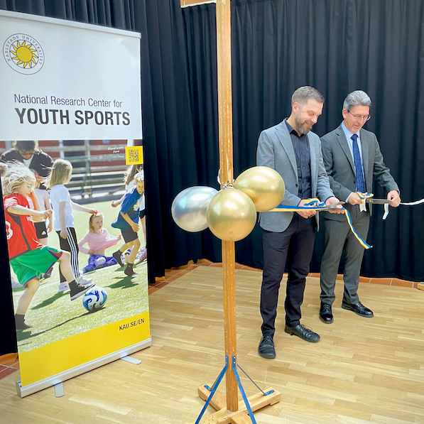 Jerker Moodysson och Alan L. Smith klipper band