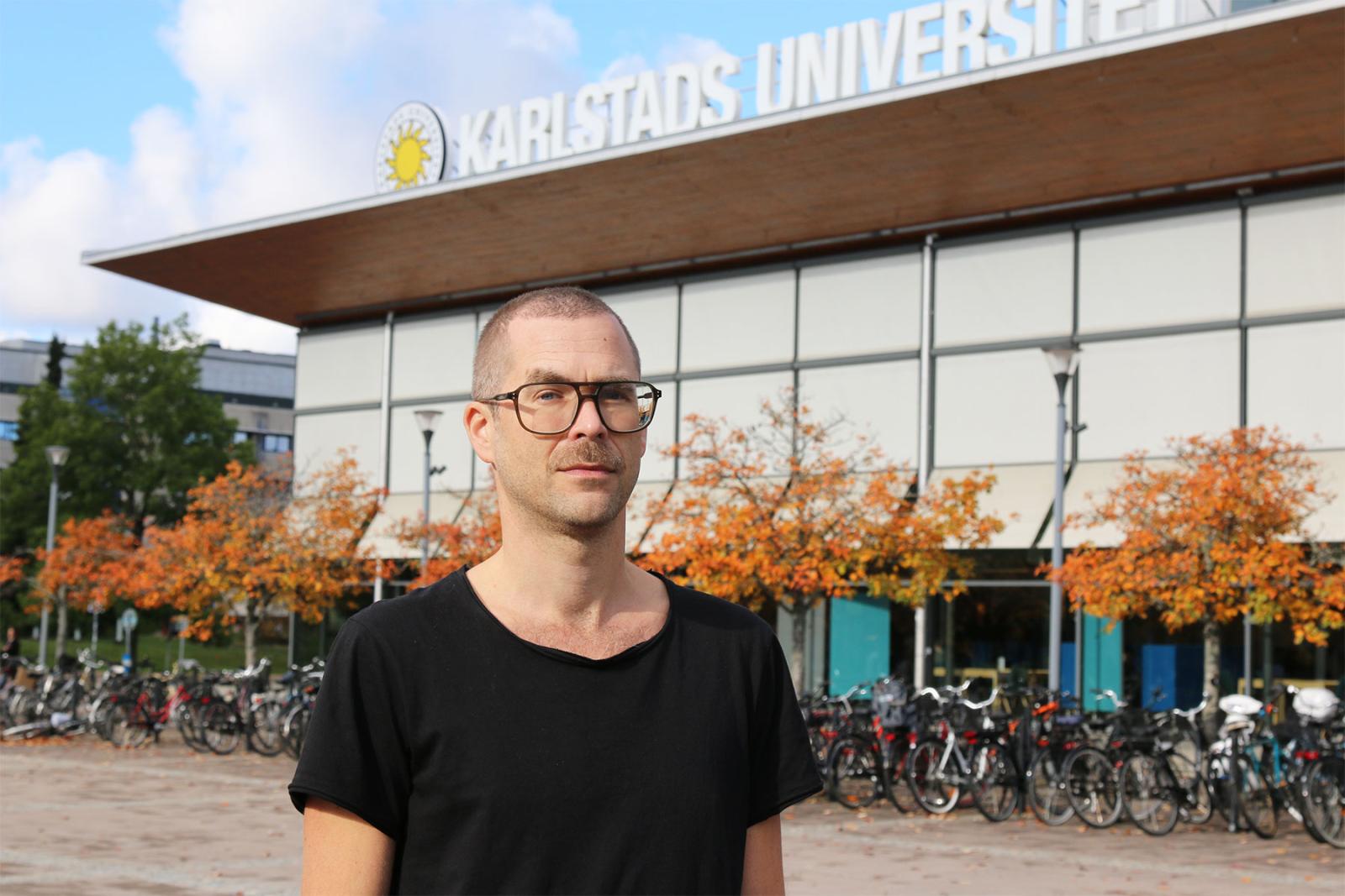 Porträttbild av man utomhus