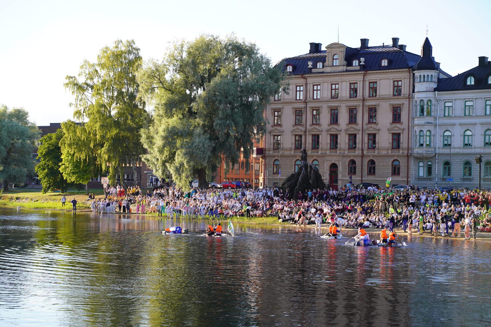 Ett flottrace med studenter i Karlstad en solig dag.