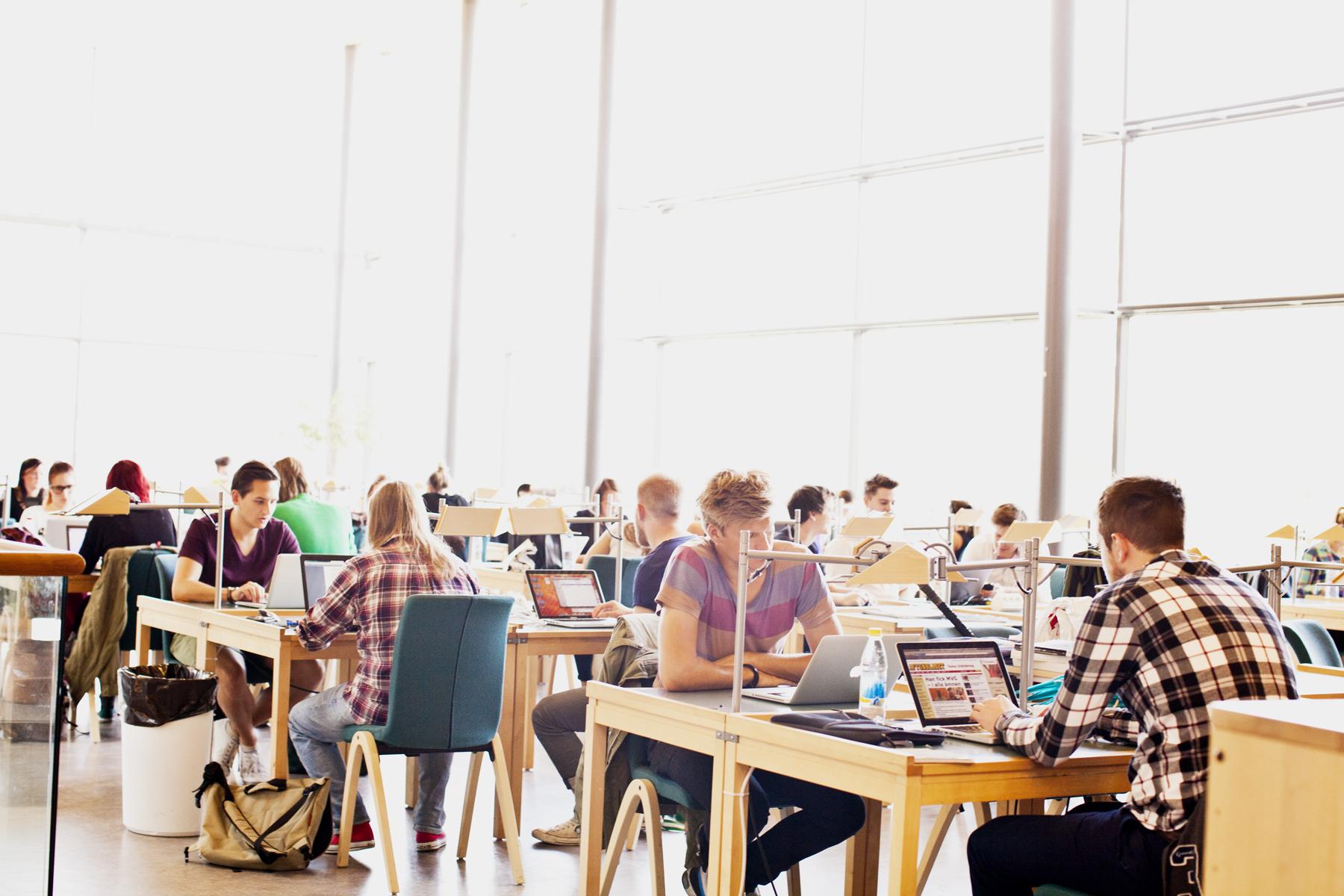 Studenter pluggar i biblioteket