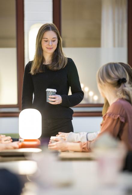 Bild på studenter som pratar