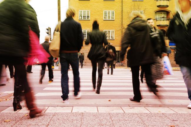 Människor som går över ett övergångställe