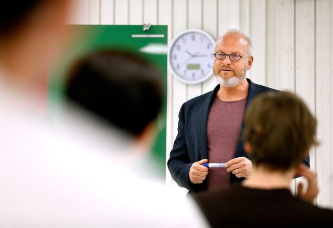 Lärare föreläser för studenter