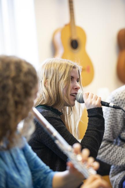 Student som sjunger i en mikrofon