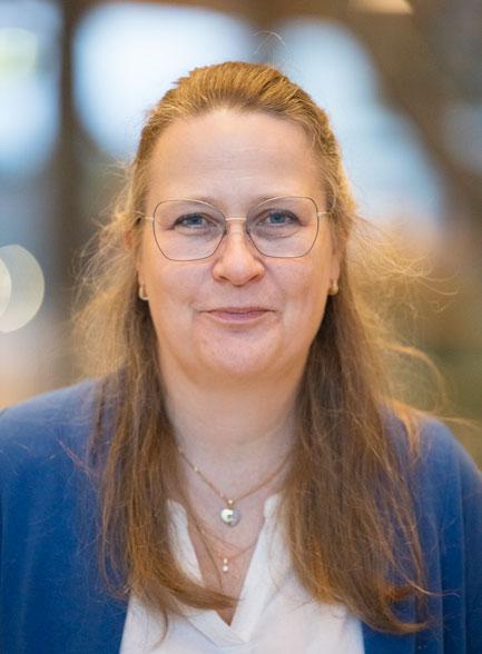 Fil dr Ingrid Andersson kvinna m ed mellanbrunt hår glasögon och en blå kofta.