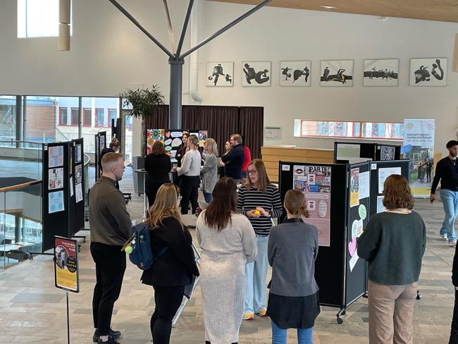 Överblick över posterutställning från praktikperiod för studenter på folkhälsovetenskapsprogrammet vid Karlstads universitet