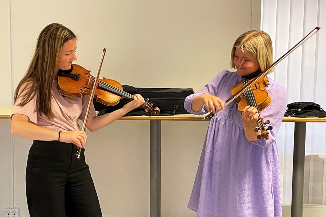 Maria ten Wolde och Evelina Axelsson studenter från musiklärarprogrammet på Musikhögskolan Ingesund förgyllde fikastunderna. 