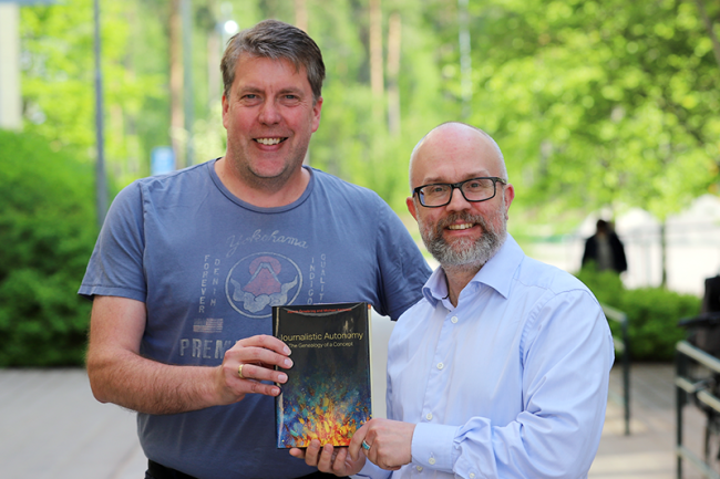 Michael Karlsson och Henrik Örnebring  båda professorer i medie- och kommunikationsvetenskap vid Karlstads universitet.