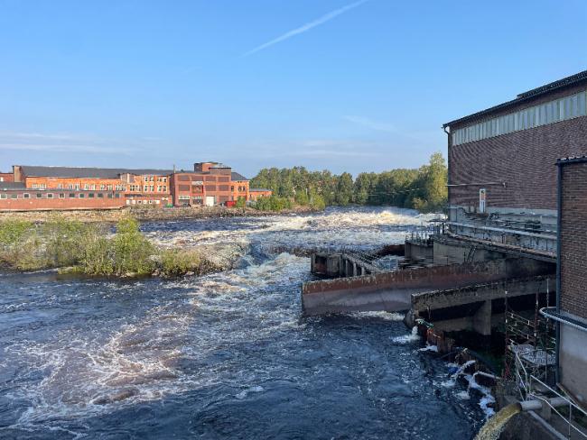 Vy över Forshaga Kraftverk med forsande vatten